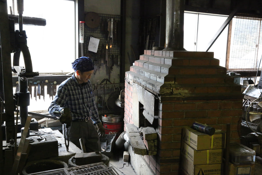 Shiro Kamo working at the anvil in his Takefu Knife Village forge, October 2015