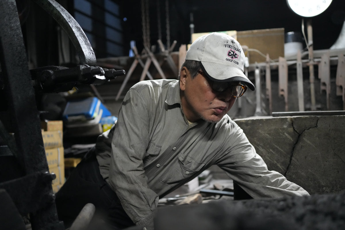 土井逸夫在鍛房，堺孝行工房，2023 年 12 月。