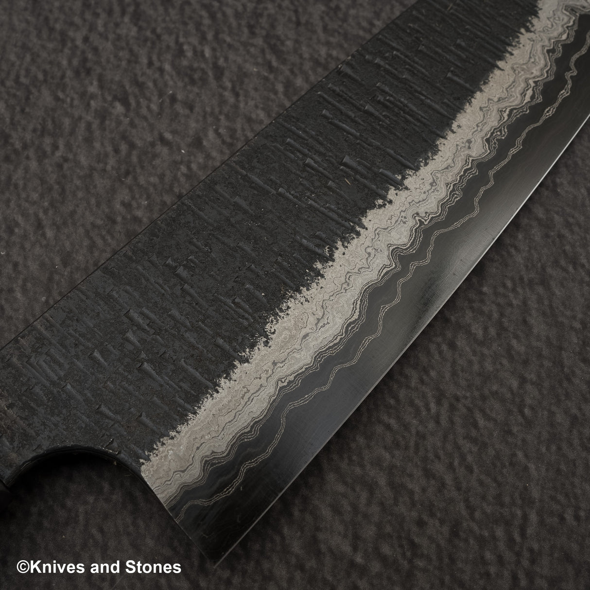 Hatsukokoro Itadaki Blue2 &amp; White2 雙核大馬士革 Tsushime Santoku 180 mm 帶 Saya