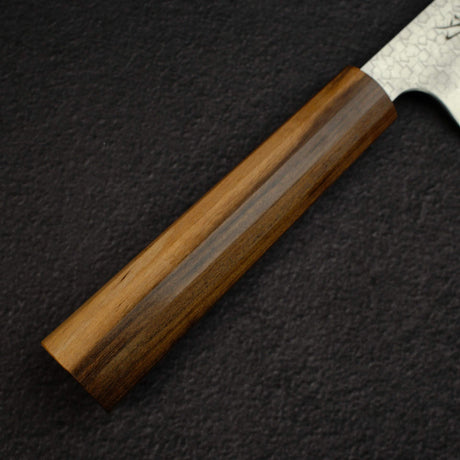Knives and Stones 岩刃社 Arare SG2 牛刀 210mm，由甲鐵刃物製作，搭配黑色炭燒刀柄