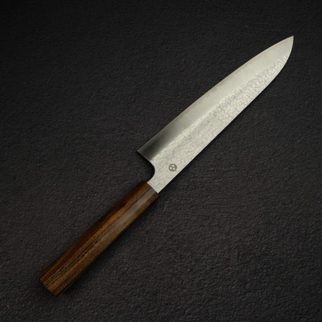 Knives and Stones 岩刃社 Arare SG2 牛刀 210mm，由甲鐵刃物製作，搭配黑色炭燒刀柄