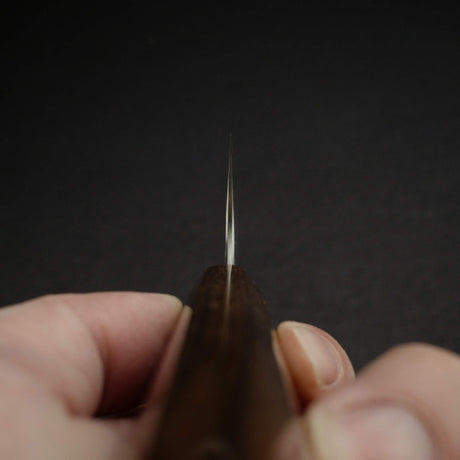 Knives and Stones 岩刃社 Arare SG2 牛刀 210mm，由甲鐵刃物製作，搭配黑色炭燒刀柄