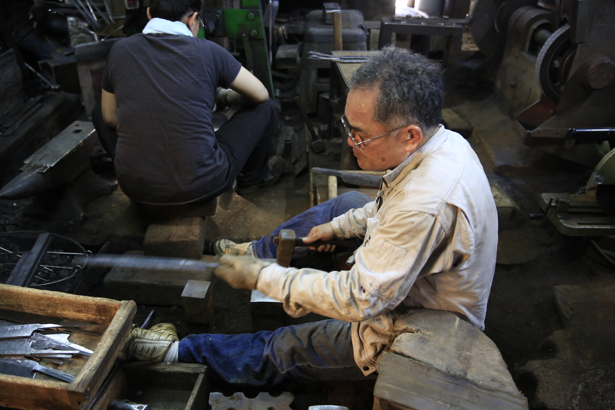 Kenji Togashi at the forge, Sakai, July 2014.