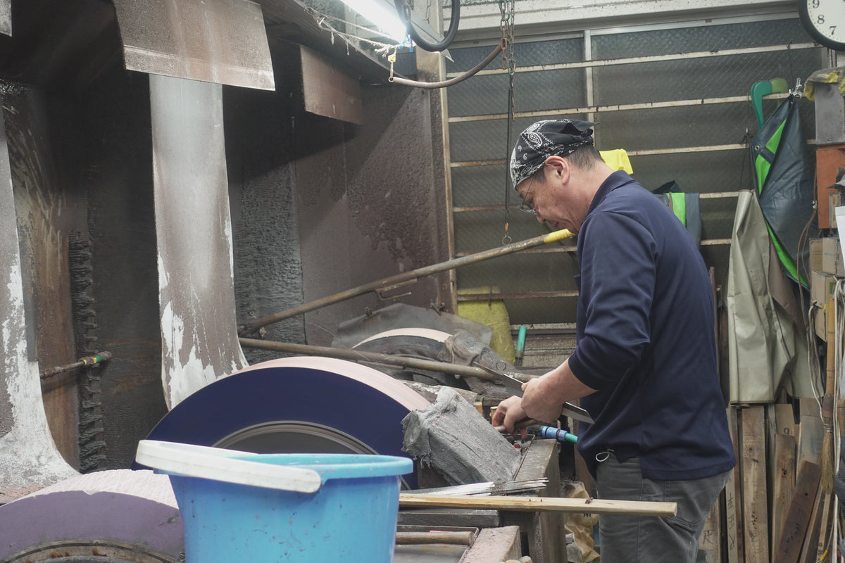 Mitsuo Yamatsuka at the belt grinder, Sakai, October 2019.